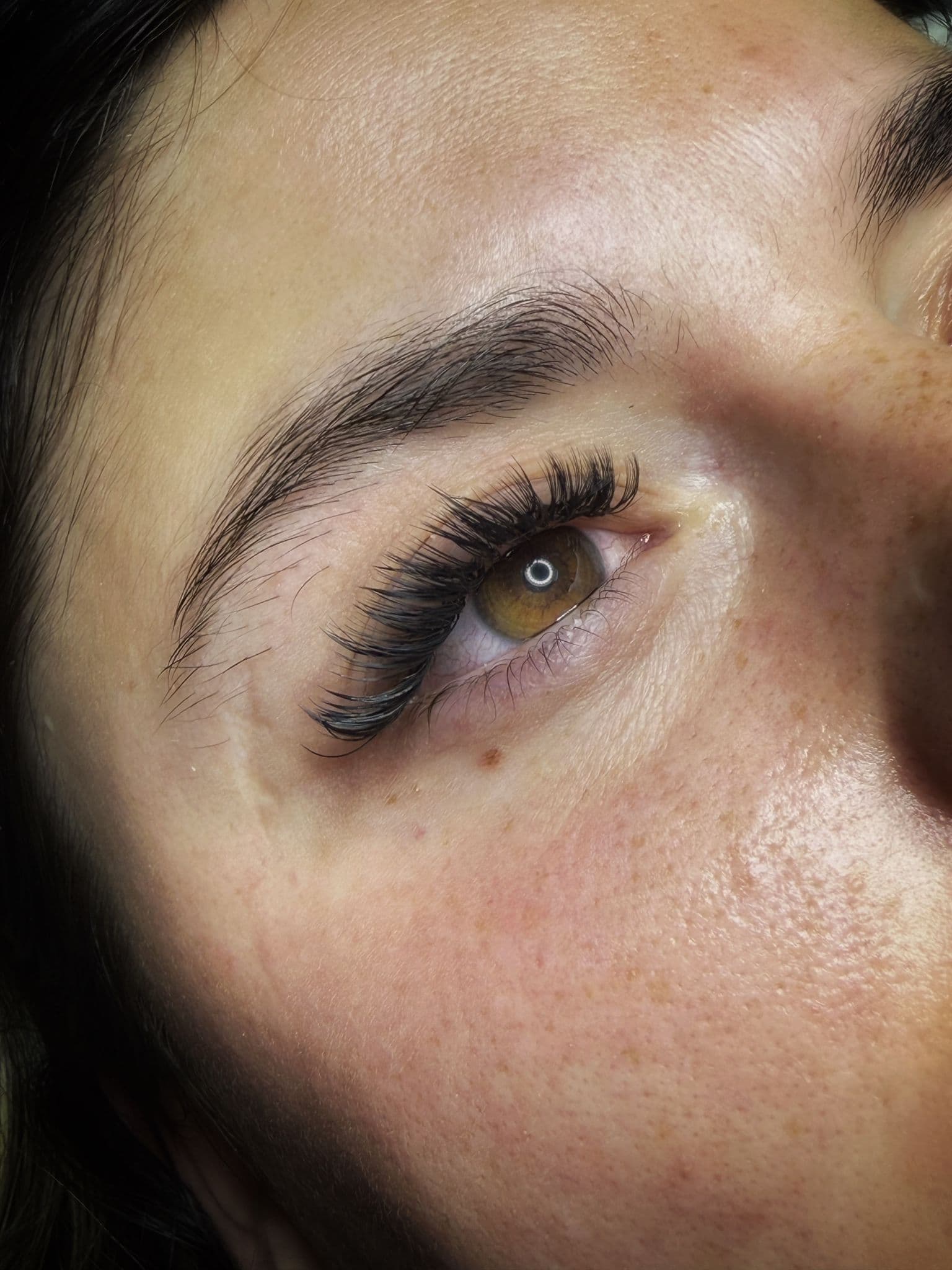 Pose de cils mega russe, regard intense